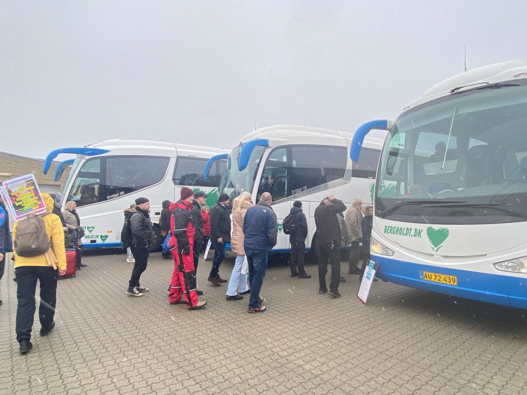 Fynboerne trodsede kulde og sne for at komme med. Her ses tre af de busser, FH havde arrangeret til demonstrationen. 